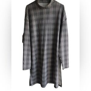 CHEIN  crew neck long tunic,open on the sides in black with white squares SZ XL